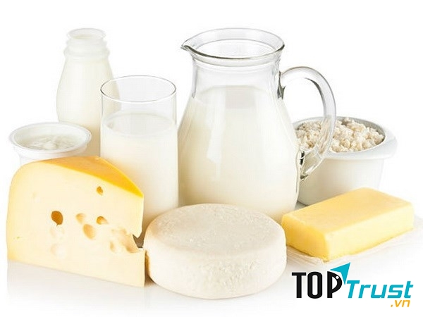 Một cốc sữa nóng, một hũ sữa chua, một miếng pho mát trước khi đi ngủ là việc rất nên làm