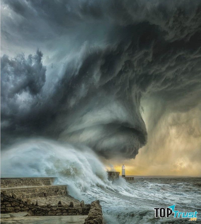 Ngọn sóng lớn đánh vào ngọn hải đăng tại thành phố Porthcawl, xứ Wales