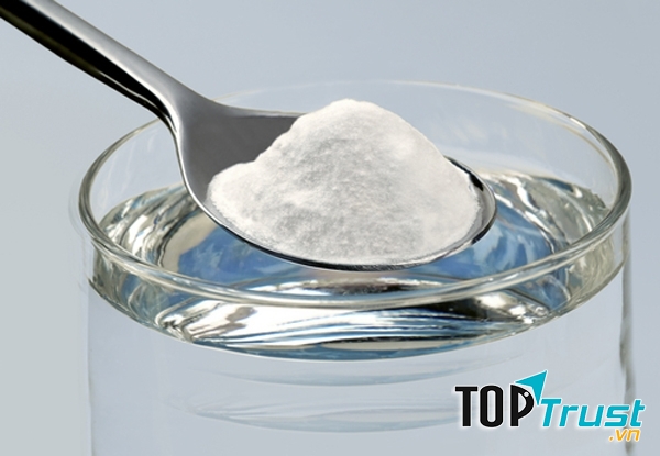 Súc miệng bằng nước muối là mẹo dân gian hay dùng