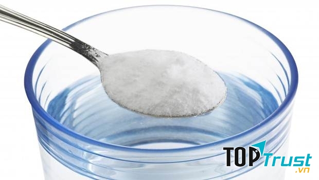 Nước muối pha loãng giúp cổ họng dễ chịu