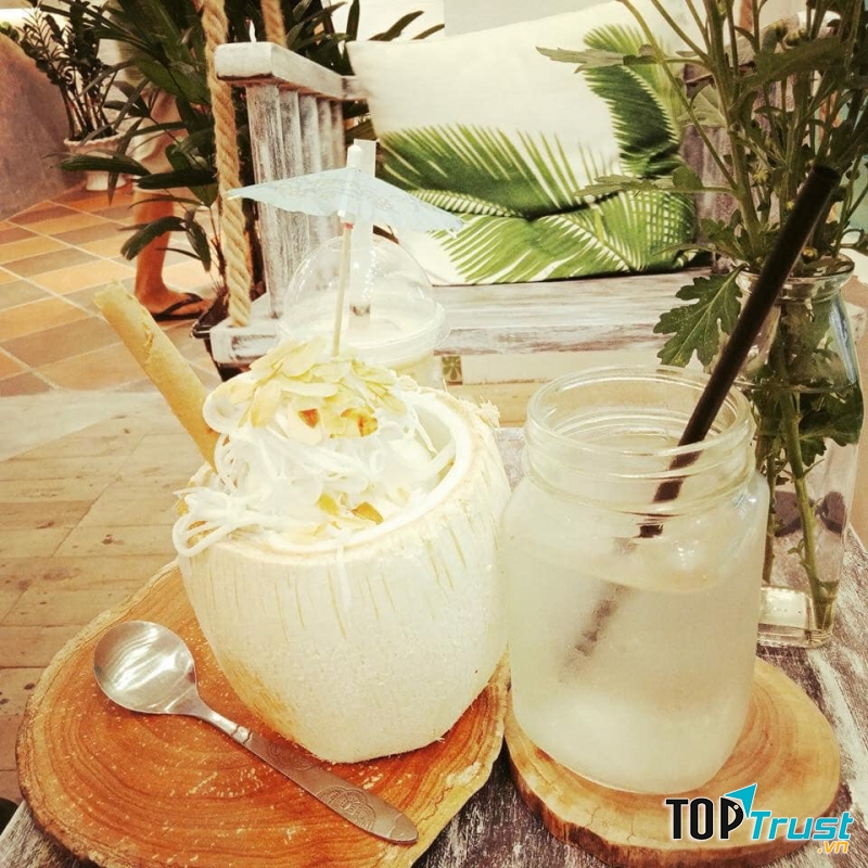 Kem ở đây rất thơm vị sữa, khi thưởng thức các bạn có thể cạo một lớp cùi dừa và ăn kèm với kem, như vậy vừa ngon lại vừa cảm nhận trọn vẹn hương vị đặc biệt của kem dừa
