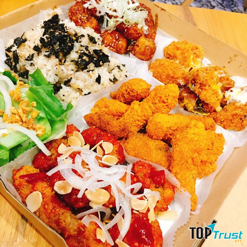 hicken Boom hoành tráng đủ 4 vị sốt: gà phô mai, gà rắc phô mai, gà sốt cay, gà sốt mè, đi kèm cơm và salad.