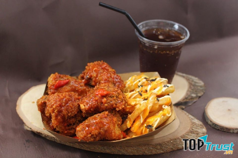 Đến với Sugar Cake, thực khách sẽ được ăn gà thả ga và nếm đủ các vị ngon, hấp dẫn qua từng lớp vỏ giòn đến thớ thịt mềm nóng.