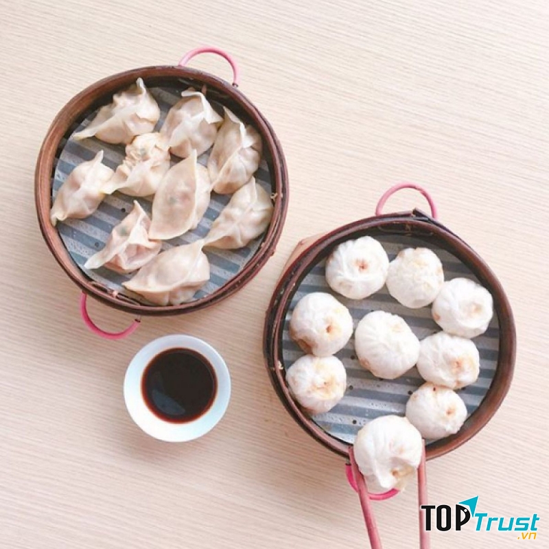 Một phần gồm 9 chiếc sủi cảo, bỏ trơn bóng, nhân được nêm rất vừa vị