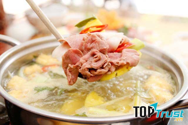 Thể hiện sự quây quần ấm cúng khi cả gia đình cùng ngồi quanh bàn bếp gắp cho nhau thức ăn từ nồi Sukiyaki thơm lừng nghi ngút khói.