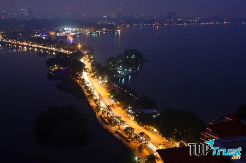 Toàn cảnh Hồ Tây và Hồ Trúc Bạch khi nhìn từ quán