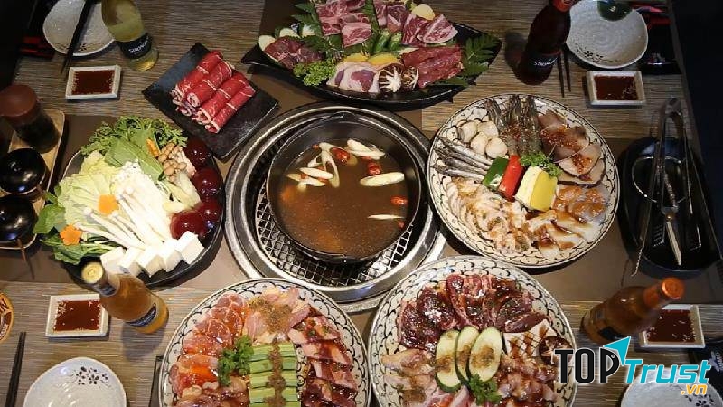 Bàn ăn rộng rãi để được nhiều món