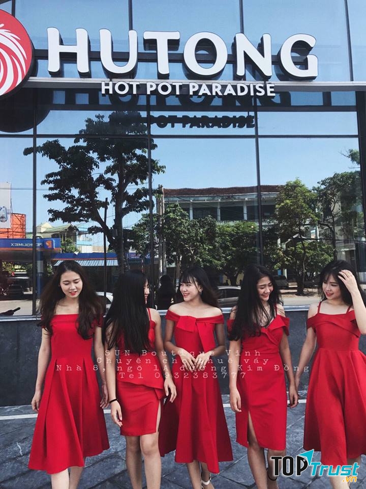 Váy, đầm dự tiệc tại Sun Boutique đều là sản thiết kế, ưu tiên sử dụng chất liệu mới lạ, tạo hiệu ứng cao khi lên dáng người mặc