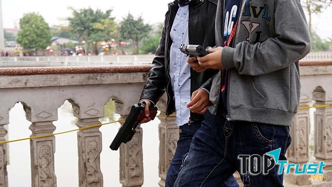 Những khẩu súng đồ chơi đượcc trẻ em công khai sử dụng trên đường phố