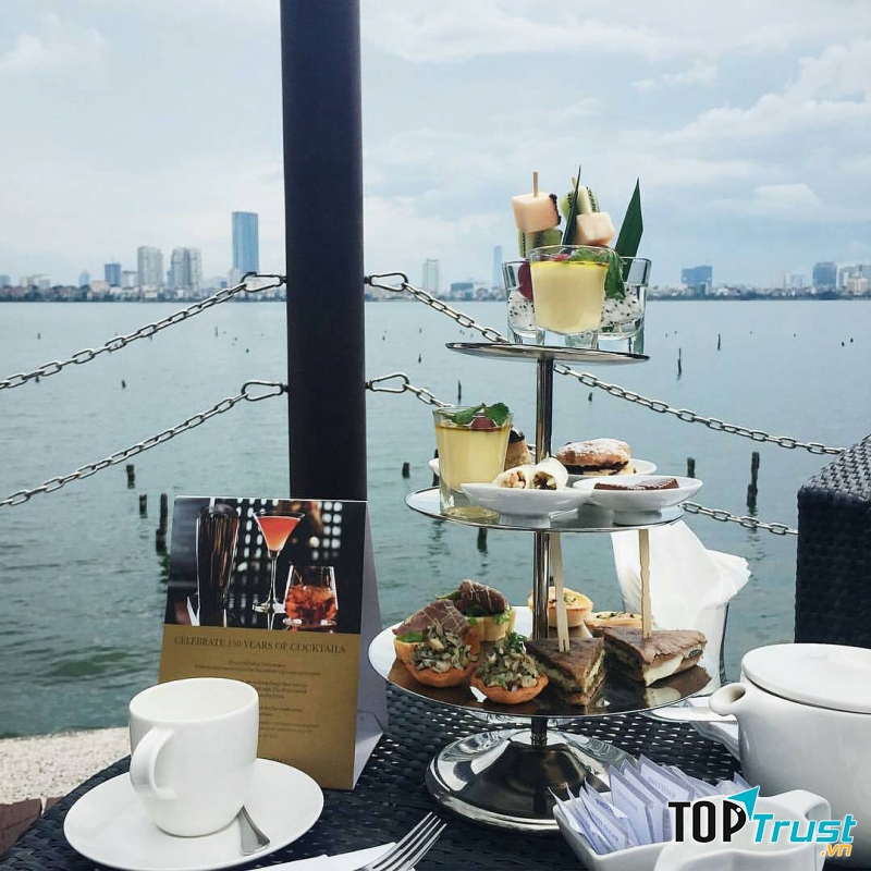 Thưởng trà chiều trên mặt hồ Tây cực chất