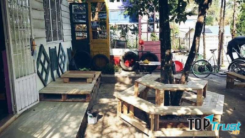 Không gian bên ngoài được tận dụng lốp xe, xe đạp cũ, các loại đèn dầu,..để trang trí