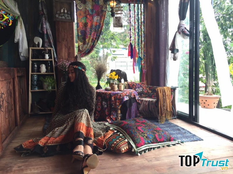 Lựa chọn trang phục phù hợp với không gian vintage của quán