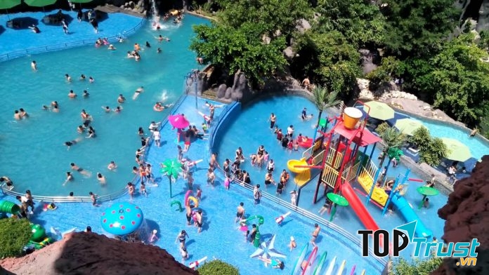 Suối khoáng nóng núi Thần Tài