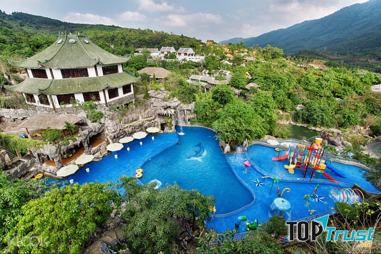 Suối khoáng nóng núi Thần Tài nhìn từ trên cao