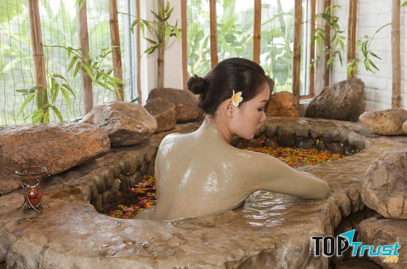 Tắm khoáng bùn nguyên chất - Suối khoáng nóng Quang Hanh