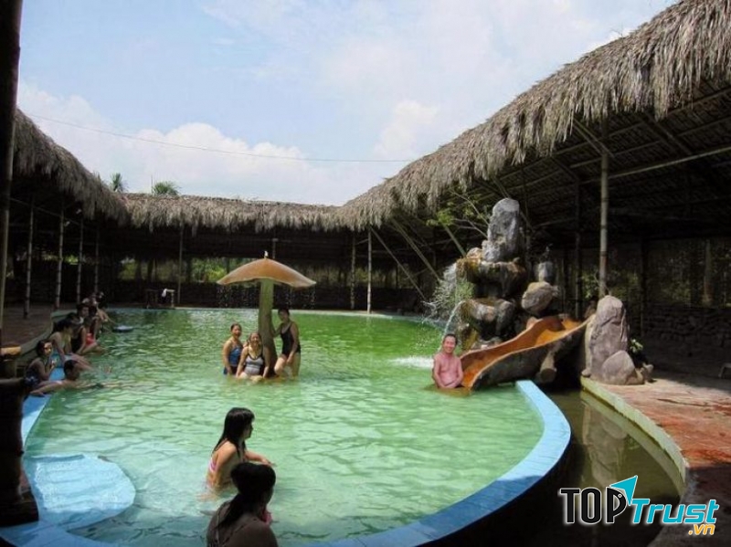Tắm khoáng nóng - Suối khoáng nóng Quang Hanh