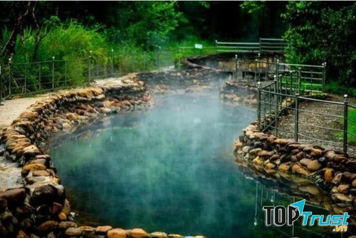 Suối nước khoáng Thanh Tân