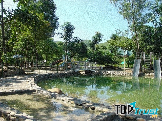 Suối nước nóng QUang Hanh