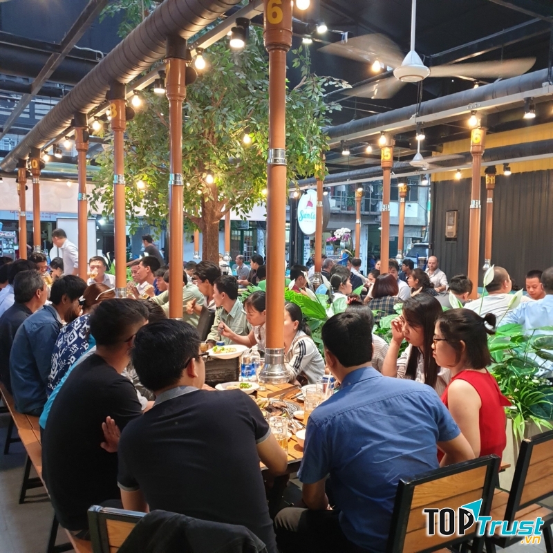 Lẩu là món ăn bạn không nên bỏ lỡ khi ghé qua quán này.