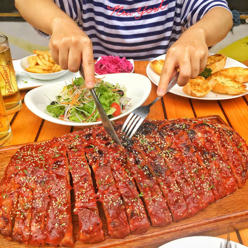 Sườn nướng khổng lồ