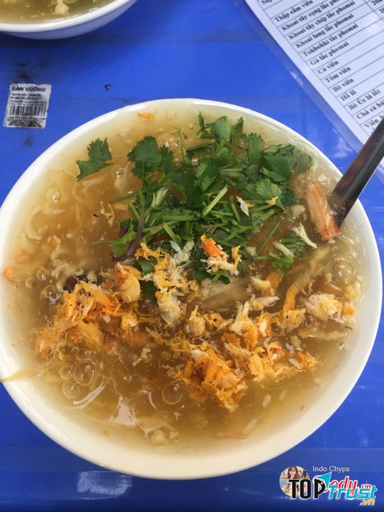 Bát súp cua đầy đặn, tỏa ra mùi thơm đậm đà.