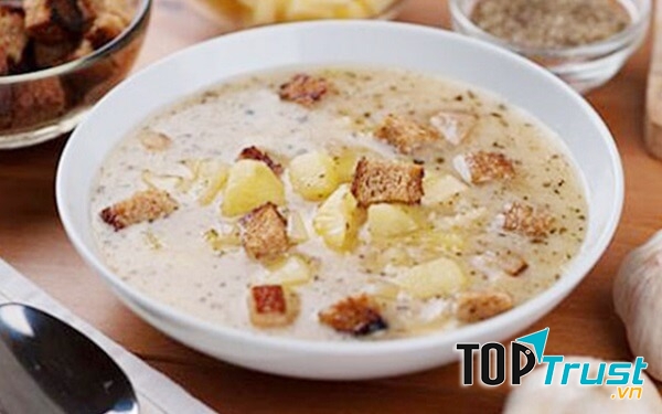 Đó là một thứ đơn giản gồm: canh, khoai tây, tỏi và hành. Súp này nấu rất nhanh chóng, nhiều bà nội trợ và các bà mẹ đã thức dậy sớm để đạo diễn món ăn cho vợ chồng và các thành viên trong gia đình sau một đêm tiệc tùng.