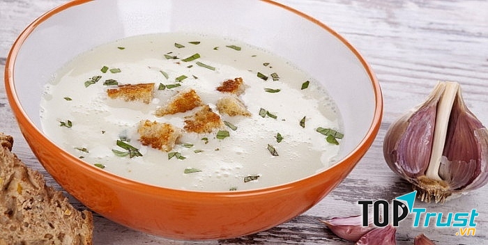 Món súp đậm hương vị của tỏi, chất béo nhờ mỡ heo và top mỡ heo, hương đặc biệt của lá majoránka, ăn kèm cùng với topping bánh mì giòn tan và phô mai.