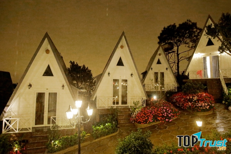 Nếu bạn muốn bộ ảnh cưới của mình mang hướng Châu Âu với phong vị lãng mạn cổ điển thì Superior Bungalow Garden là điểm đến lý tưởng.