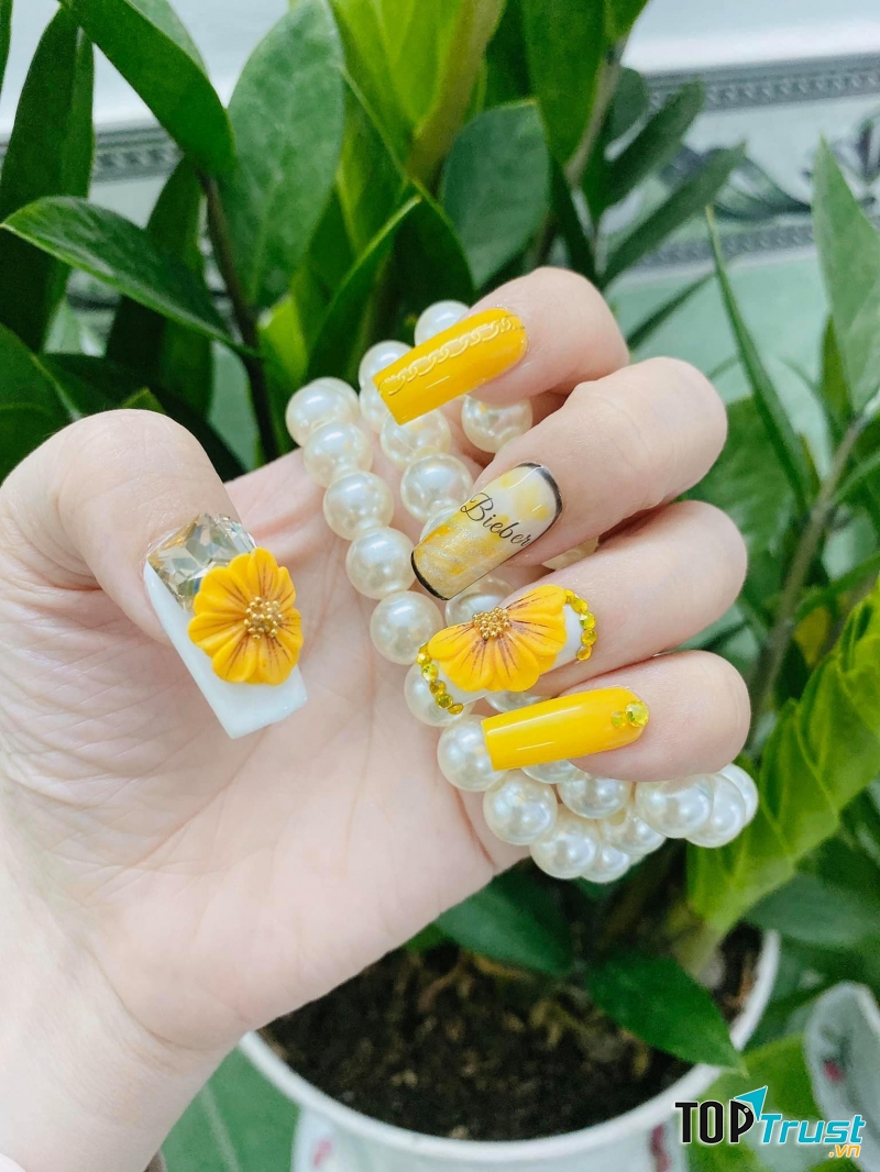Suri Nail