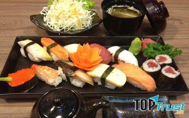 Cơm cuộn, sushi ở Sushi & BBQ Miya