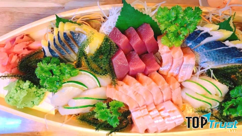 Sự tươi ngon từ nguyên liệu, sự tinh tế từ cách bày trí, sự thoải mái từ cách phục vụ tận tình. Tất cả tạo nên một cảm giác rất tuyệt vời, sự hài lòng tuyệt đối khi ghé tới Sushi & Maki