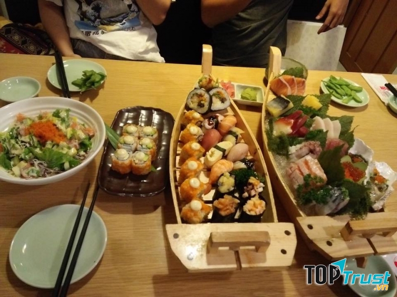 Nhà hàng Sushi Ba Con Sóc là một địa chỉ được nhiều thực khách Sài Thành lựa chọn làm điểm đến yêu thích khi muốn thưởng thức các món ăn Nhật Bản