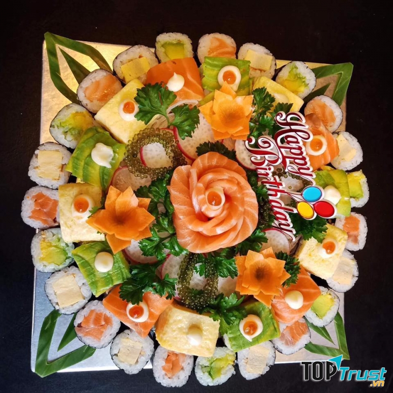 Bạn có thể thỏa sức khám phá những hương vị sushi tuyệt hảo với rất nhiều hương vị khác nhau, chấm kèm nước tương Nhật pha với chút wasabi cay nồng sẽ làm mùi tanh của hải sản sống bị át đi.