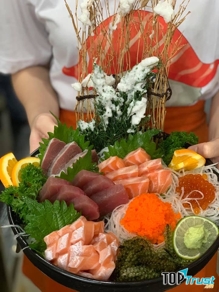 Đội ngũ đầu bếp được đào tạo chuyên nghiệp, nhân viên nhiệt tình