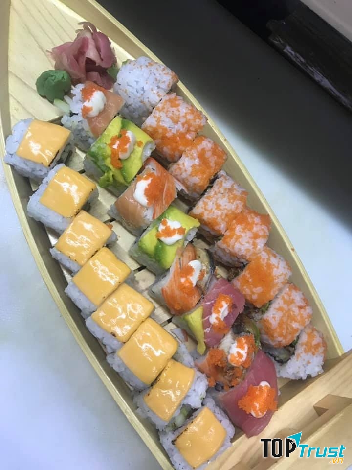 Ẩm thực Nhật Bản không lạm dụng quá nhiều gia vị mà chú trọng làm nổi bật hương vị tươi ngon, tinh khiết tự nhiên của món ăn cũng như thể hiện tư duy thẩm mĩ tinh tế và sự khéo léo ở cách bày biện