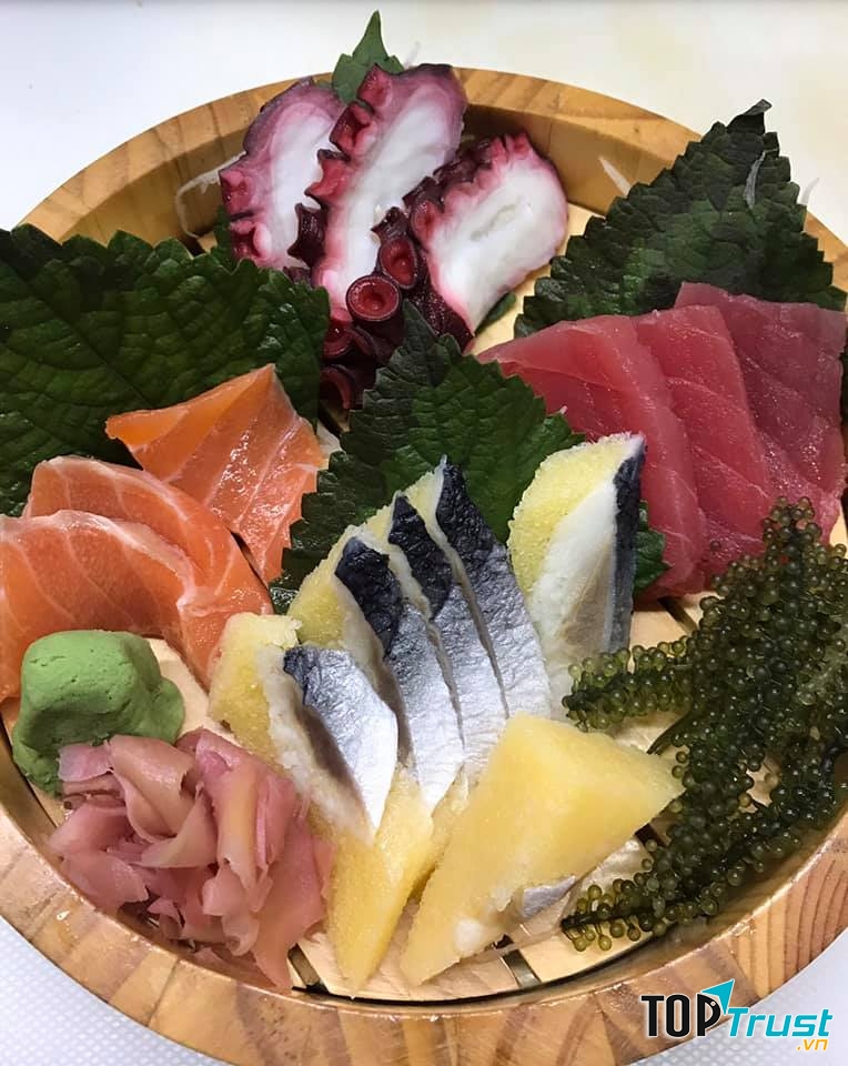 Nhà hàng Sushi Cool chinh phục các thực khách với chất lượng phục vụ hàng đầu của mình: từ các bạn lễ tân vui vẻ chào đón, đến các bạn nhân viên phục vụ nhanh nhẹn.