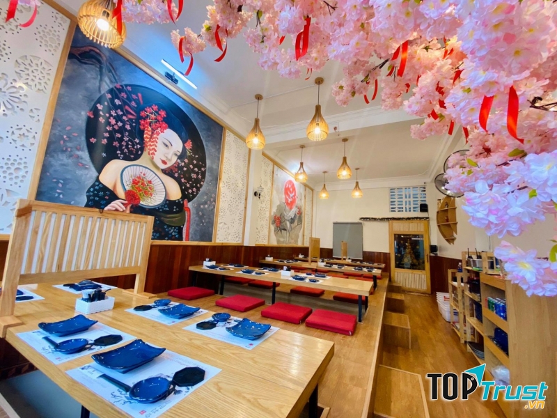 Không gian tại Sushi Haru rộng rãi, sang trọng nhưng không kém phần ấm cúng