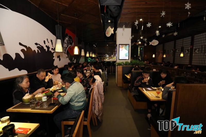 Không gian nhà hàng có phần ấm cúng nên cũng phù hợp cho những tiệc gia đình, sinh nhật