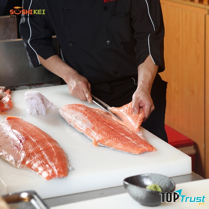 Mổ cá hồi tươi tại Sushi Kei