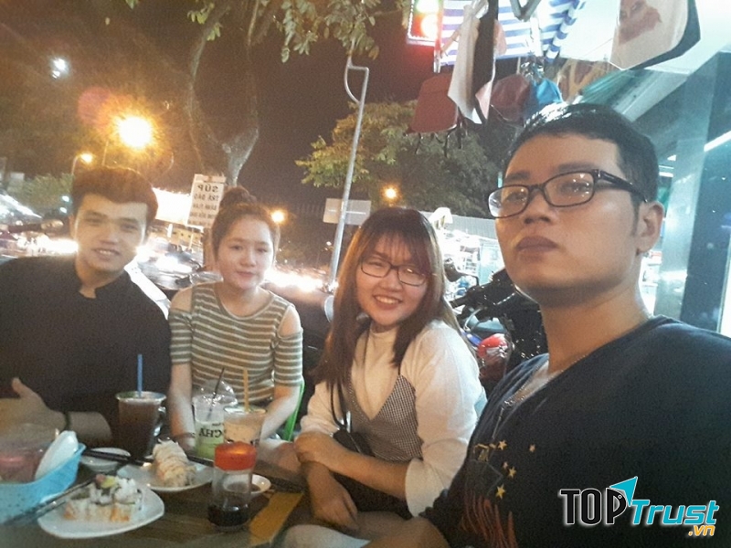 Khách check in ở quán