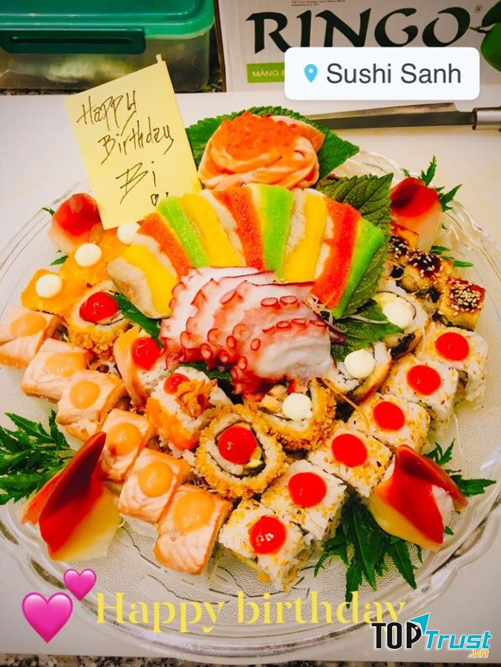 Đầu bếp tại đây luôn không ngừng hoàn thiện và sáng tạo hết mình trong từng món ăn đặc biệt là các món sushi