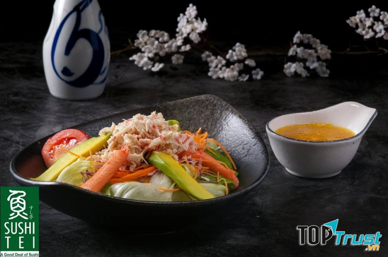 Với thực đơn hơn 300 món, menu theo mùa, set cơm trưa cùng thực đơn đặt tiệc hay buffet lên đến 150 món