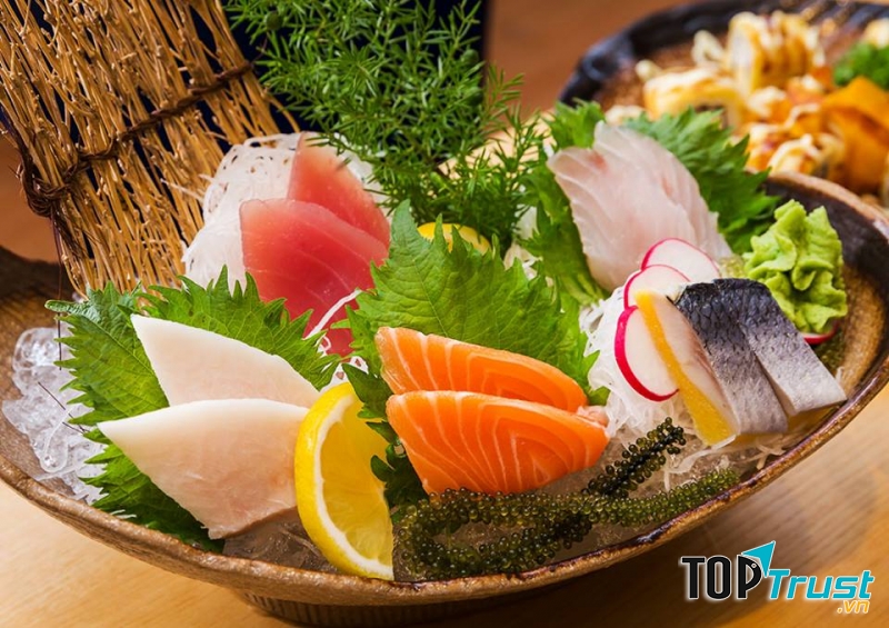 Thực khách có thể vừa xem các bậc thầy sushi chuẩn bị các món ăn, vừa có thể lấy sushi trực tiếp từ băng chuyền ngay phía trước mặt.