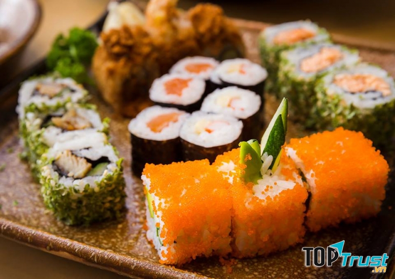 Món sushi hấp dẫn tại nhà hàng