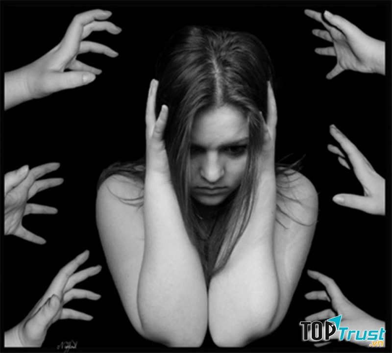 Hay suy nghĩ tiêu cực và cảm thấy tội lỗi.