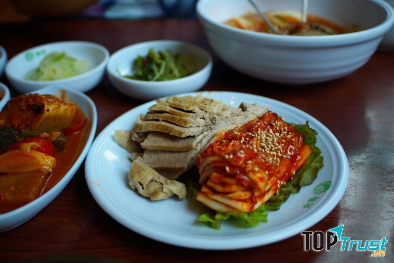 Suyuk là một món ăn vừa dễ làm lại rất dễ ăn.