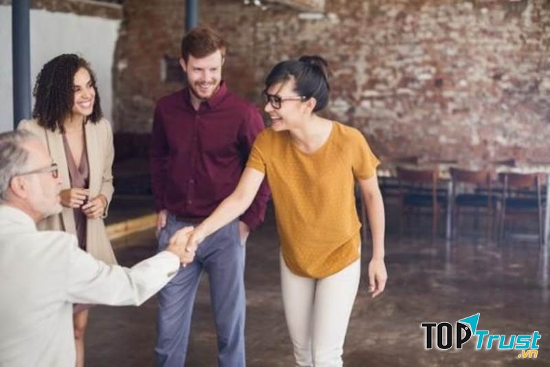 Ở Swaziland, những cô gái trẻ không bắt tay với nam giới