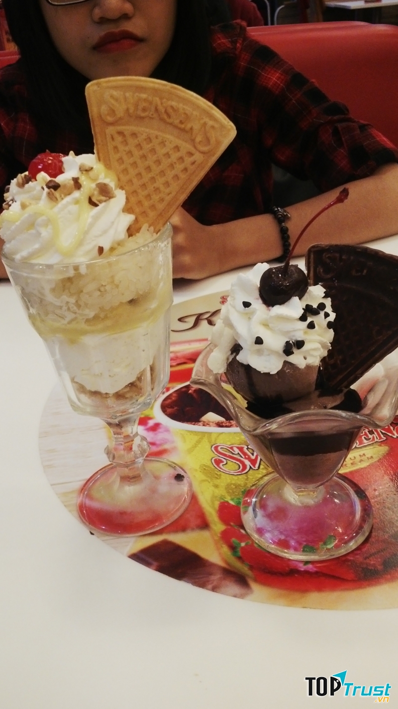 Các cốc kem được trang trí rất bắt mắt.