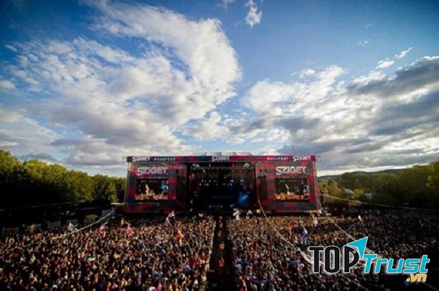 Mỗi năm lễ hội Sziget thu hút khoảng 350.000 - 400.000 người tham dự