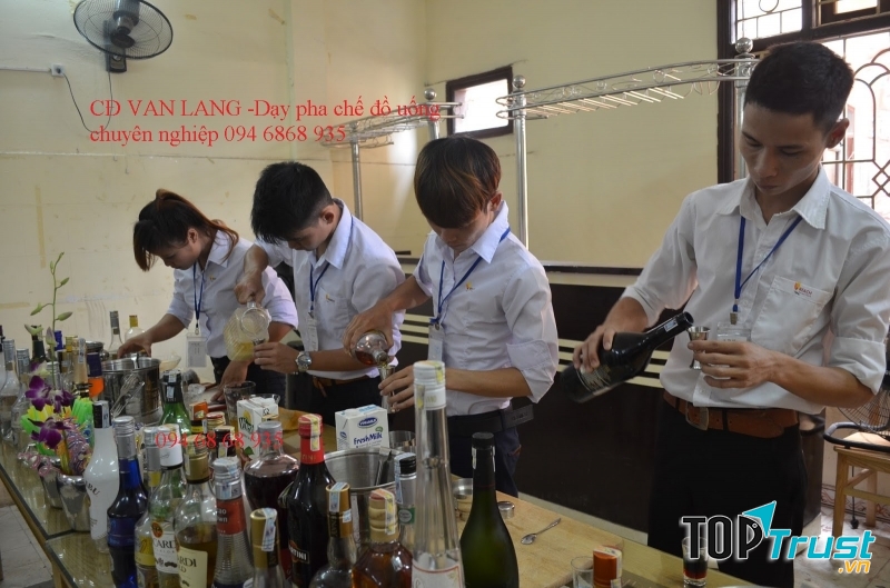 Các học viên đang học pha chế